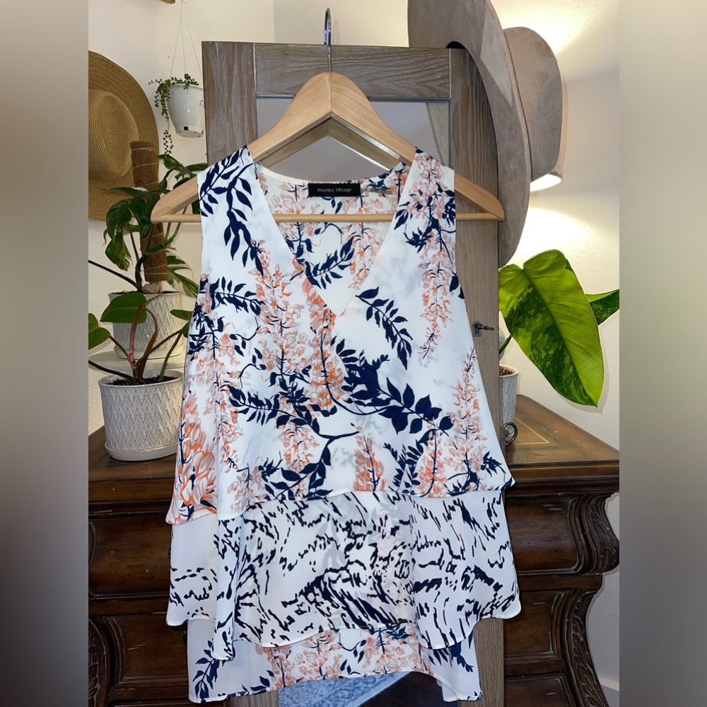 *BEAUTIFUL* NWOT Ivanka Trump blouse(white w/ orange, tan and navy flowers)small